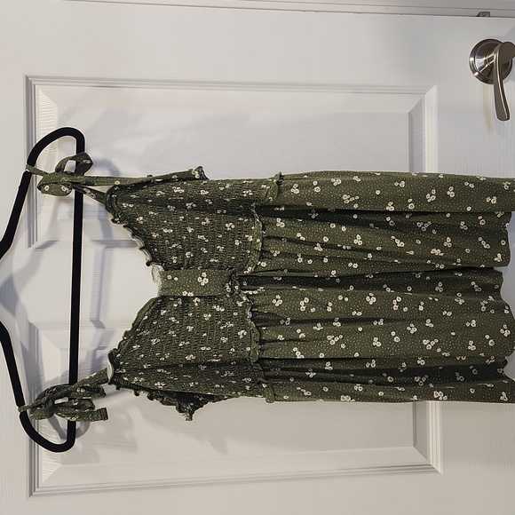 Torrid Green Smocked Top With Dainty Daisy Flowers - Picture 2 of 5